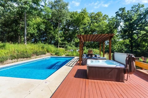Inground Pool & Hot Tub!