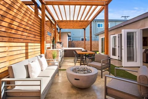 Private Backyard w/ Outdoor kitchen BBQ, Fire Pit and Spa