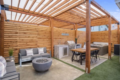 Private Backyard w/ Outdoor kitchen BBQ, Fire Pit and Spa
