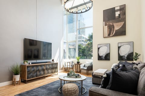 Beautiful Family Room w/ 25ft Ceilings