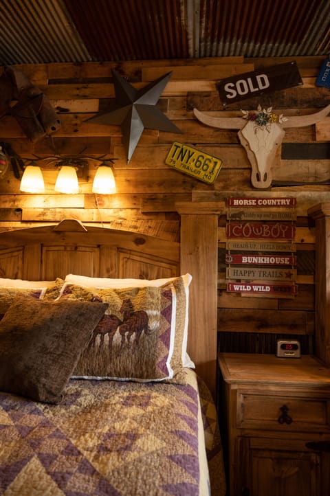 Standard Room, 1 King Bed, Non Smoking, Private Bathroom | Individually decorated, free WiFi, bed sheets