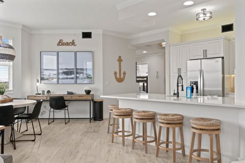 Kitchen and Breakfast Bar