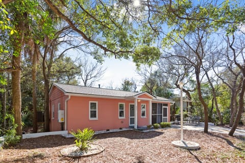 Coral Casita is perfectly tucked away but within walking distance to restaurants and bars, and less than 5 minutes to the beach