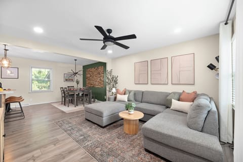 Welcome to Bellaire Bungalow’s open concept floorplan with modern furnishings!