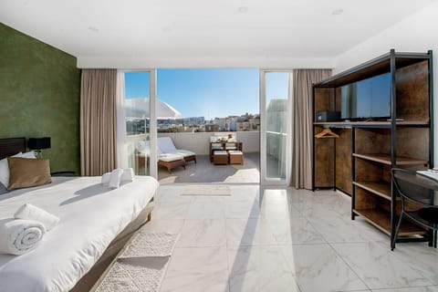 Elite Studio Suite | Premium bedding, down comforters, memory foam beds, in-room safe