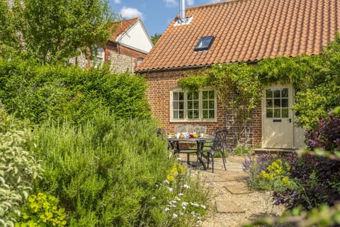 Sandpiper Lodge, Great Walsingham: Approaching the cottage via the front garden