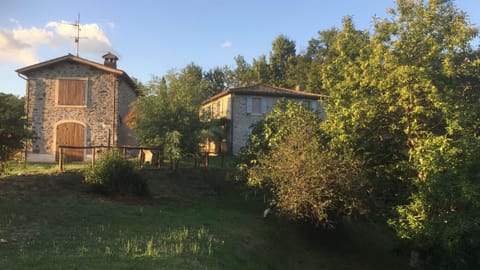 La Capanna seen in relation to the farmhouse (bookable separately, sleeps 6-7). 
