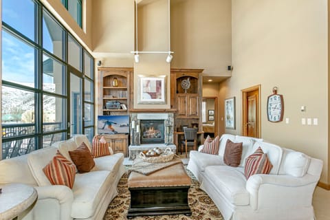Condo, 3 Bedrooms | Living area