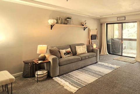 Condo, 1 Bedroom | Living area