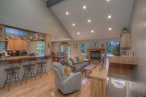 House, 4 Bedrooms | Living area