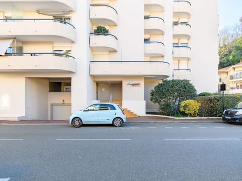 Building, Car, Vehicle, Wheel, Window, Plant, House, Automotive Design, Neighbourhood
