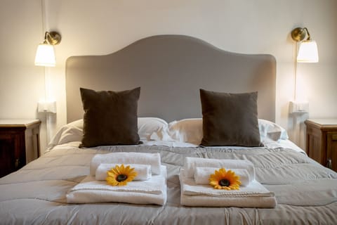 Deluxe Double Room | Down comforters, in-room safe, desk, laptop workspace