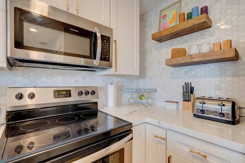 A starter supply of coffee, tea, and basic appliances help you get set for your stay.  Food delivery is available through Instacart from our local Winn Dixie and Publix