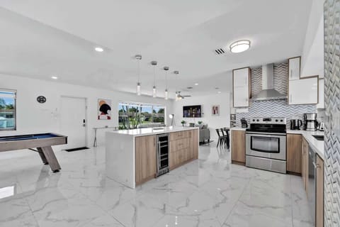 Cook, sip, and entertain in this chef’s kitchen with wine cooler and pool views 🍷 This vacation rental blends luxury and leisure—perfect for family vacations, group getaways, or long-term stays. Modern design meets tropical comfort.