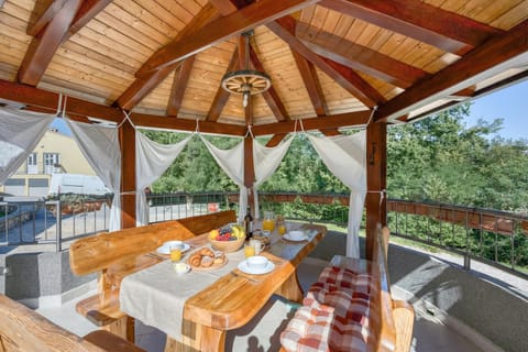 Family House, 3 Bedrooms, 2 Bathrooms (Pool House Klarina) | Outdoor dining