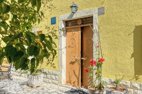 Family House, 3 Bedrooms, 2 Bathrooms (Pool House Klarina) | Exterior detail