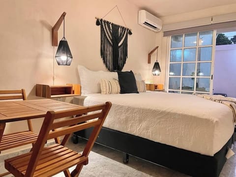 Studio with comfortable double bed and seating