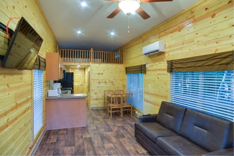 Deluxe Cabin (No Pets, Linens Incl)