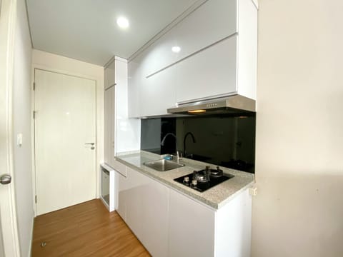 Deluxe Apartment | Private kitchen | Full-size fridge, stovetop
