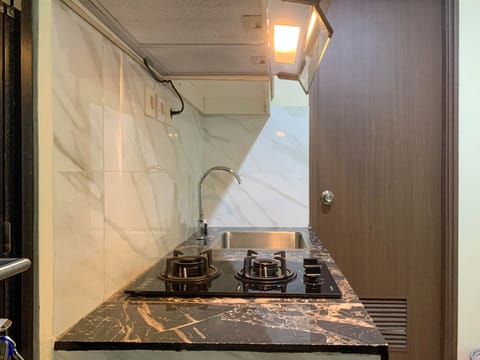 Deluxe Apartment, 1 Bedroom | Private kitchen | Full-size fridge, stovetop