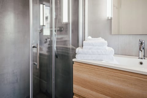 Classic Room, 1 Double Bed | Bathroom | Shower, hair dryer, towels, soap