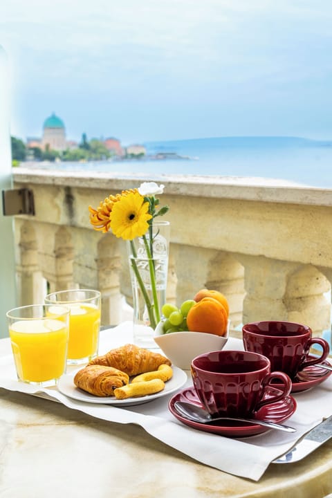 Double Room, Balcony, Lagoon View | Minibar, in-room safe, desk, blackout drapes