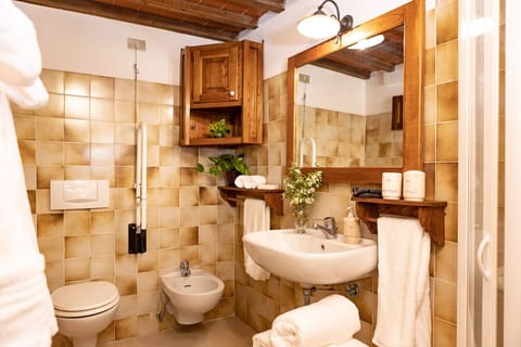 Traditional Studio | Bathroom