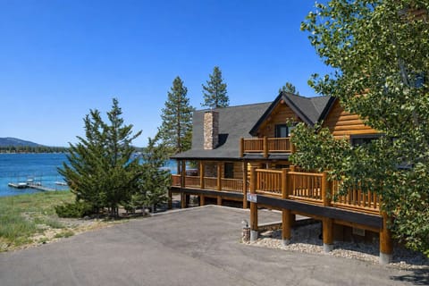 Welcome to your lake front getaway