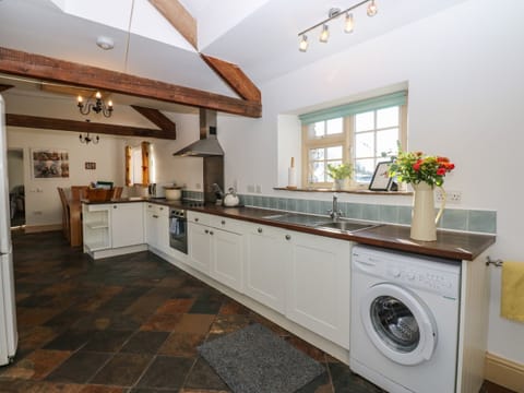 Cottage | Private kitchen | Dishwasher, cookware/dishes/utensils