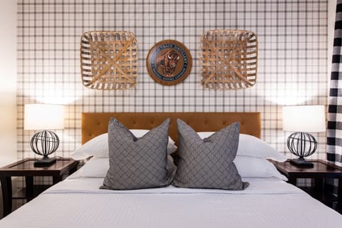 King Bed, Noise Machine, Blackout Drapes