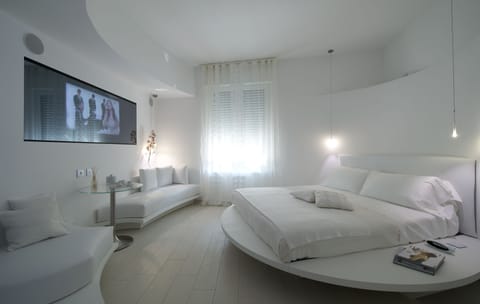Deluxe Apartment | 1 bedroom, Egyptian cotton sheets, down comforters, minibar