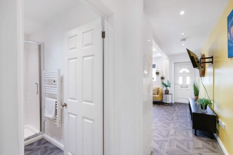 Basic Apartment, 1 Bedroom | Bathroom | Shower, rainfall showerhead, towels