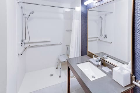 Studio, 2 Double Beds | Bathroom | Free toiletries, hair dryer, towels