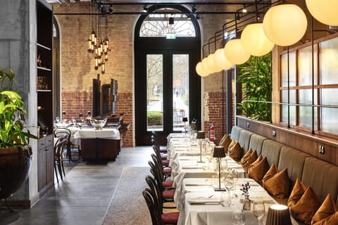 2 restaurants; breakfast, lunch, and dinner served