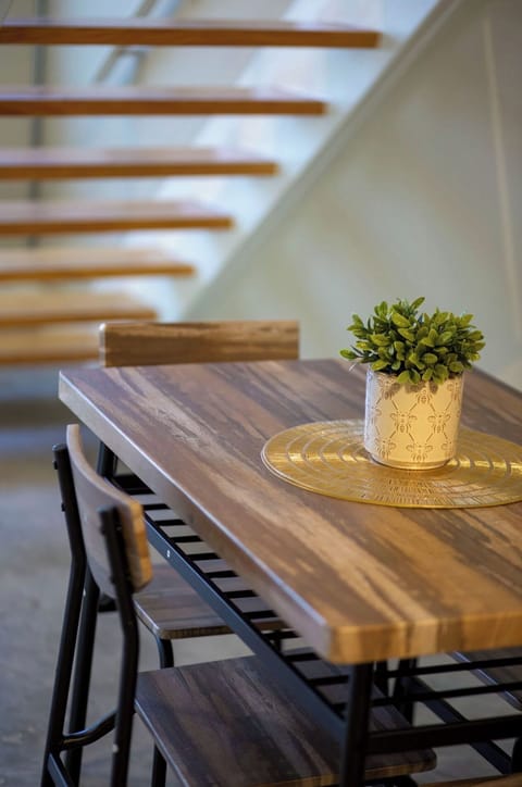 House (1 Bedroom) | Dining room