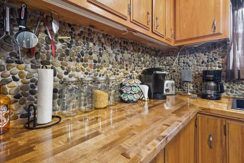 Keurig coffee maker with complimentary coffee pods!