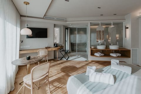 Deluxe Suite | 1 bedroom, Egyptian cotton sheets, premium bedding, minibar