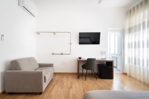 Deluxe Triple Room, Non Smoking, Ensuite | Frette Italian sheets, premium bedding, down comforters