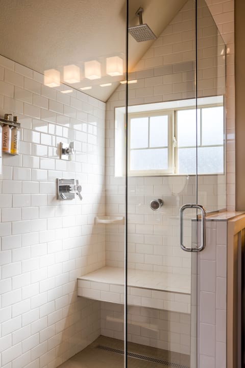 King Studio (Non-View, Pet Friendly) | Bathroom | Free toiletries, hair dryer, bathrobes, slippers