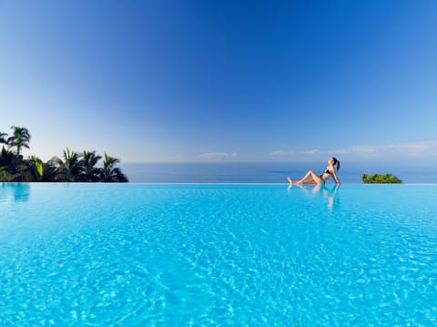 4 outdoor pools, open 10:00 AM to 6:00 PM, pool umbrellas, sun loungers