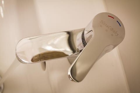 Shower, rainfall showerhead, free toiletries, hair dryer