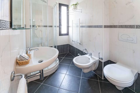 Shower, rainfall showerhead, free toiletries, hair dryer