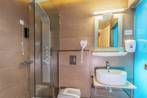 Quadruple Room | Bathroom | Shower, free toiletries, hair dryer, towels