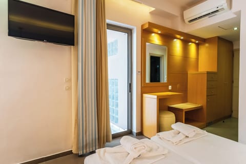 Quadruple Room | In-room safe, desk, laptop workspace, free WiFi