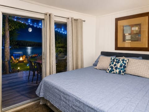 Sunny-days-unit-3-waterfront-nightshot-2-blueligjhts-bedroom-options-1whale-2 bedroom