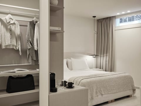 Basement Level Junior Suite with Window | Free WiFi, bed sheets