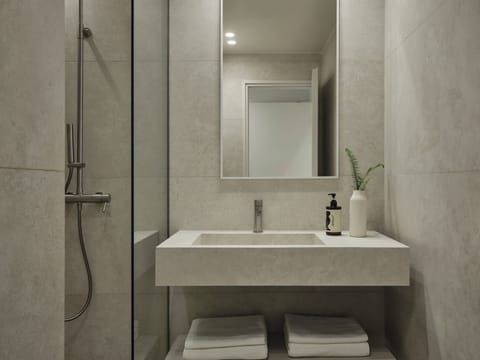 Basement Level Double Room with Window | Bathroom | Shower, free toiletries, hair dryer, slippers