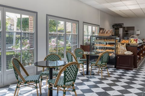 Breakfast, lunch and dinner served