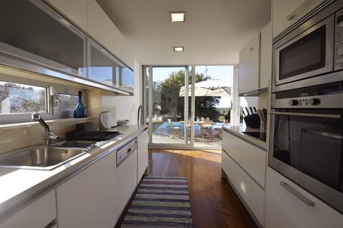 Fully fitted kitchen