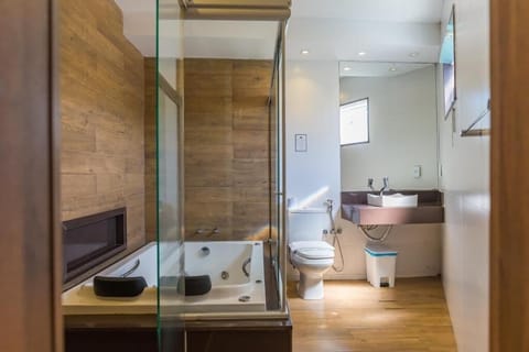 Master Chalet with Hot Tub | Bathroom | Towels, soap, shampoo, toilet paper